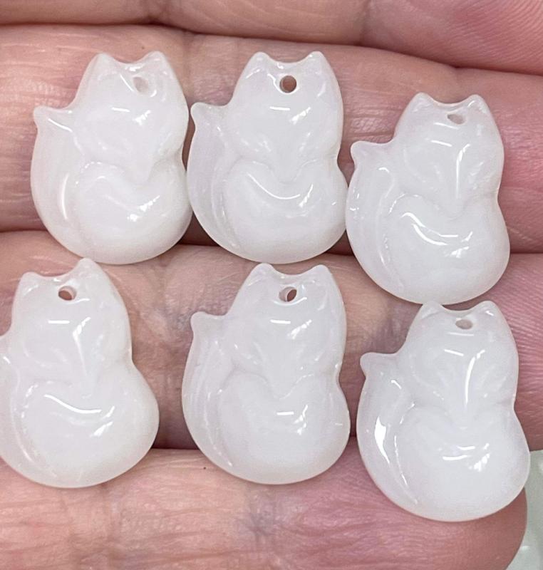 6x White 18mm Opaque Glass Fox Beads