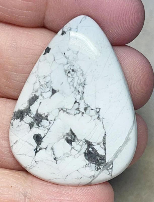 Teardrop 41x31mm Howlite Cabochon 13