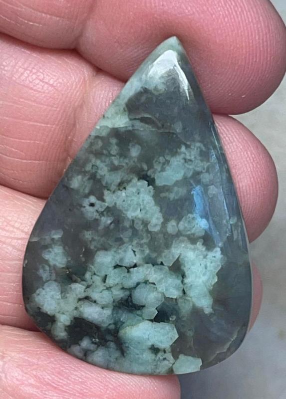 Teardrop 38x27mm Emerald Cabochon 32