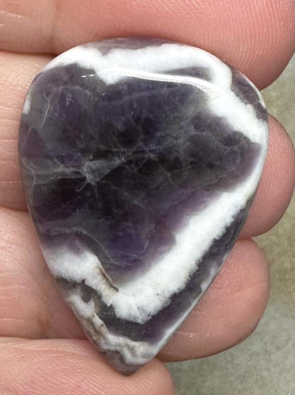 Teardrop 34x24mm Tripache Amethyst Cabochon 55