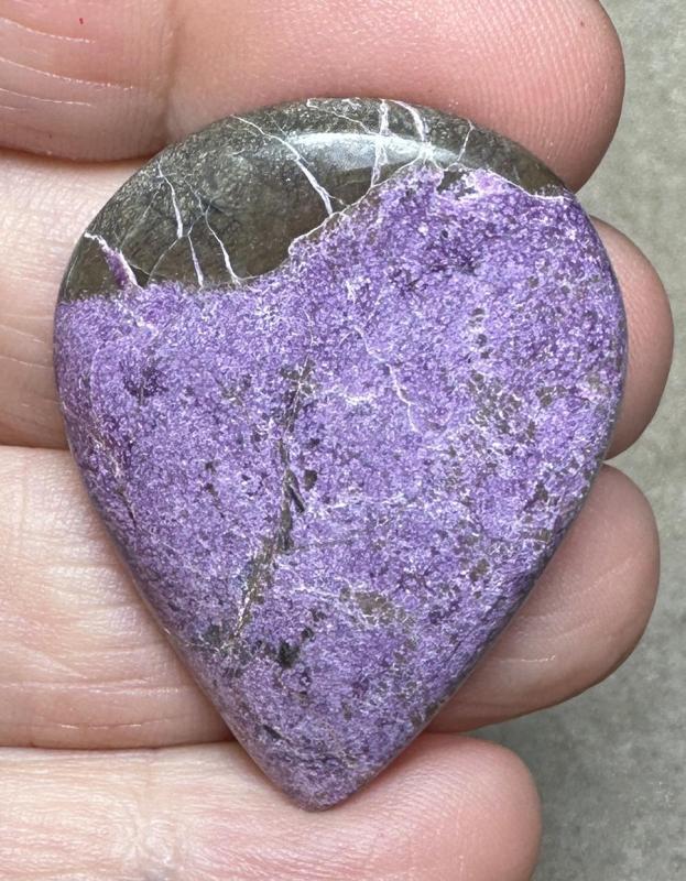 Teardrop 38x29mm Stichtite Cabochon 37