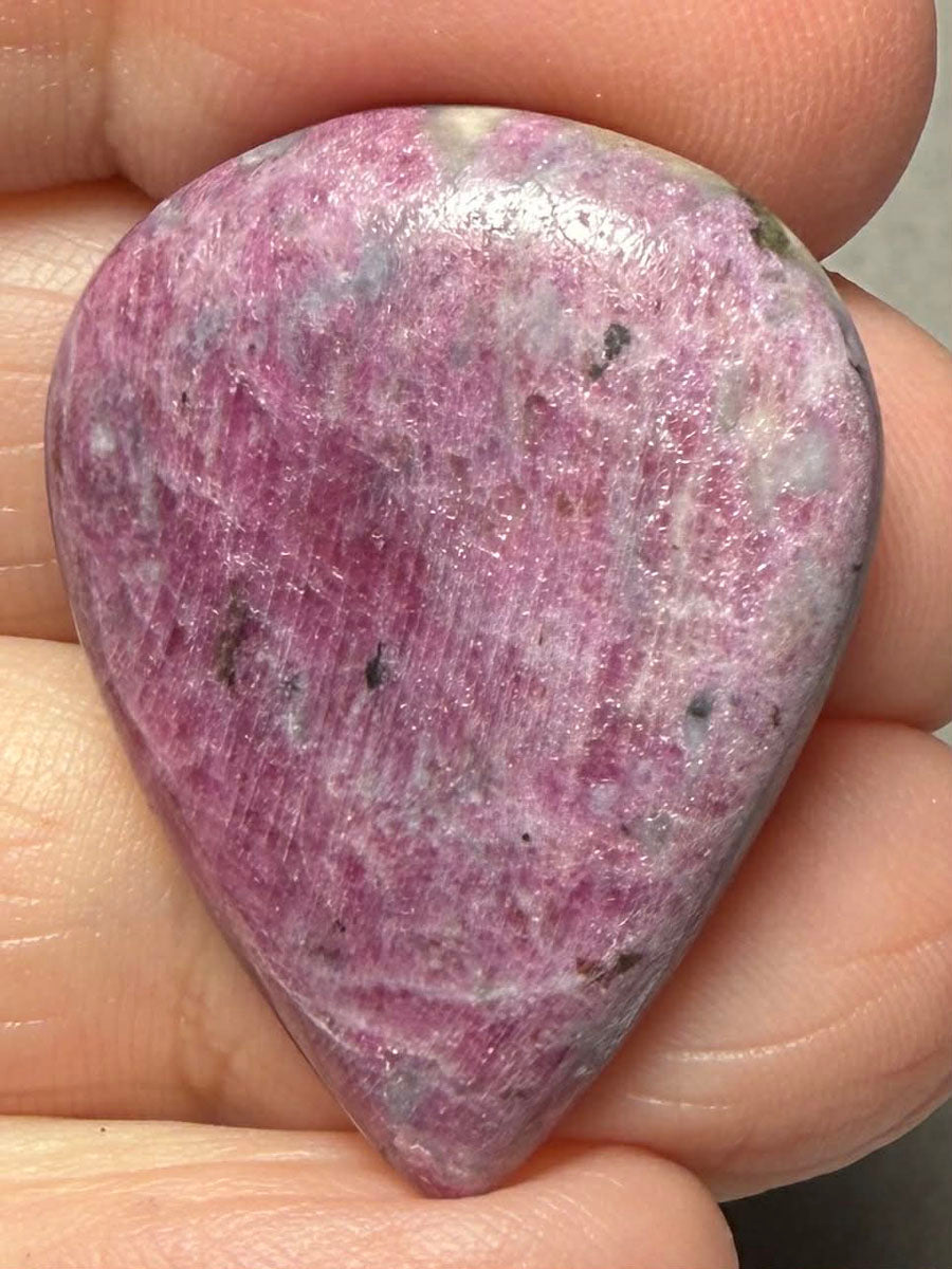 Teardrop 31x24mm Indian Ruby Cabochon 16