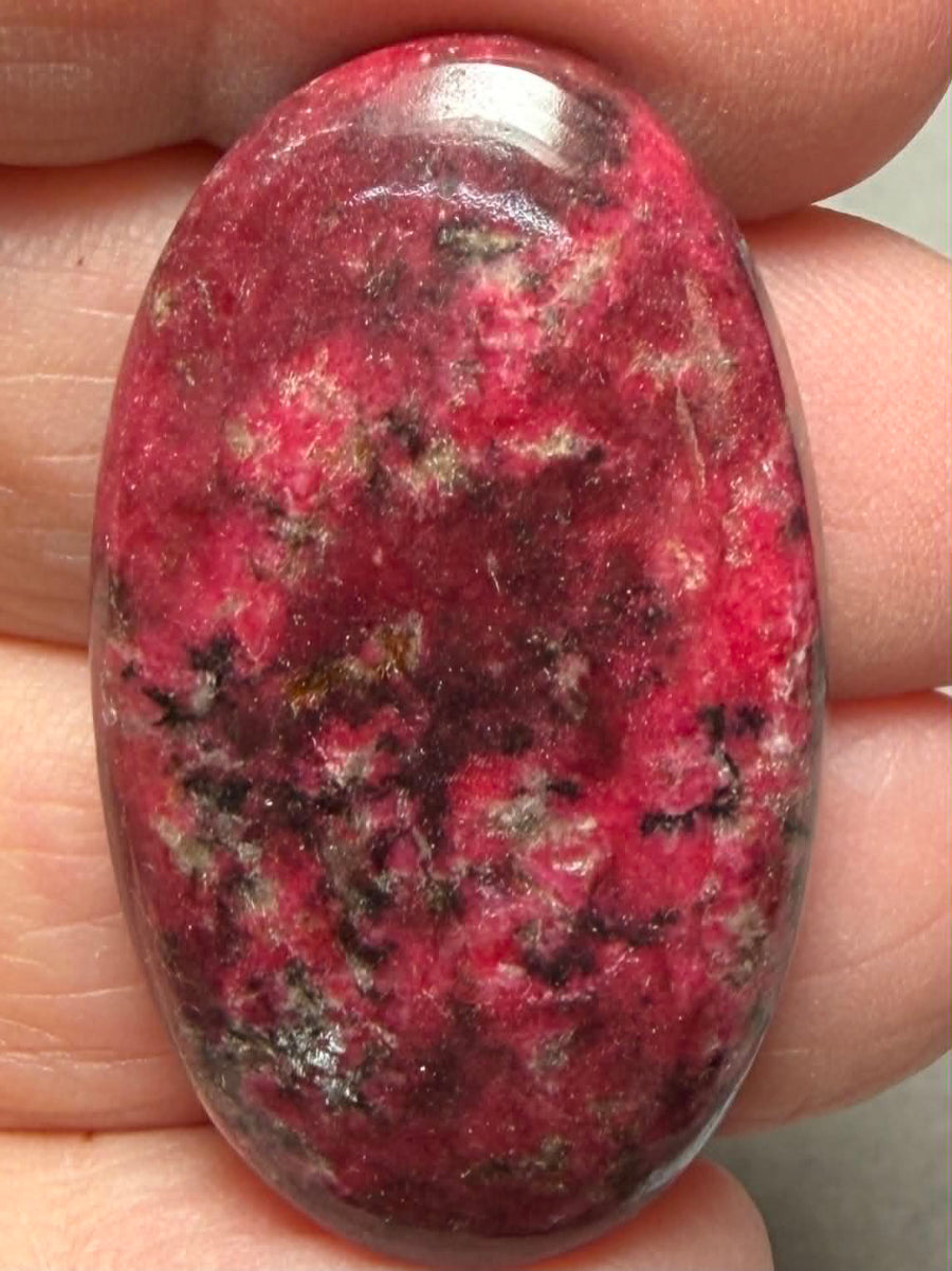 Oval 38x22mm Thulite Cabochon 86