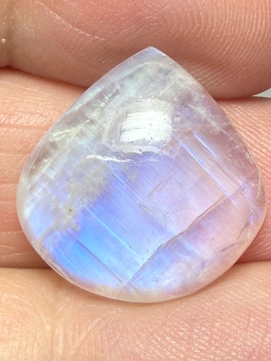 Teardrop 19x18mm Rainbow Moonstone Cabochon 115