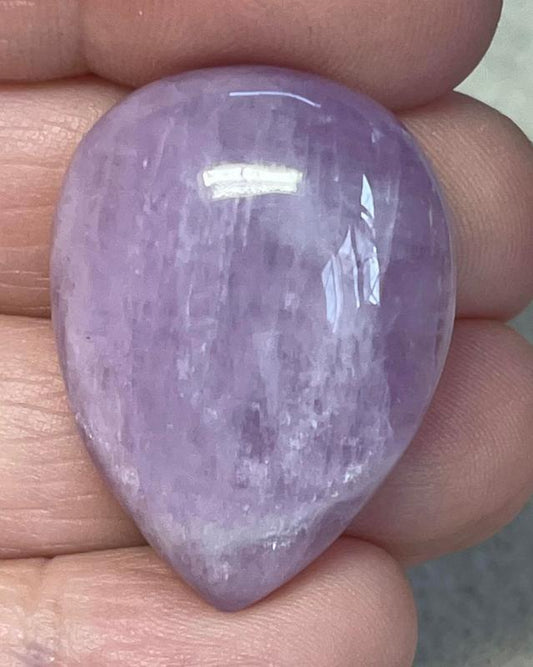 Teardrop 31x24mm Kunzite Cabochon 05