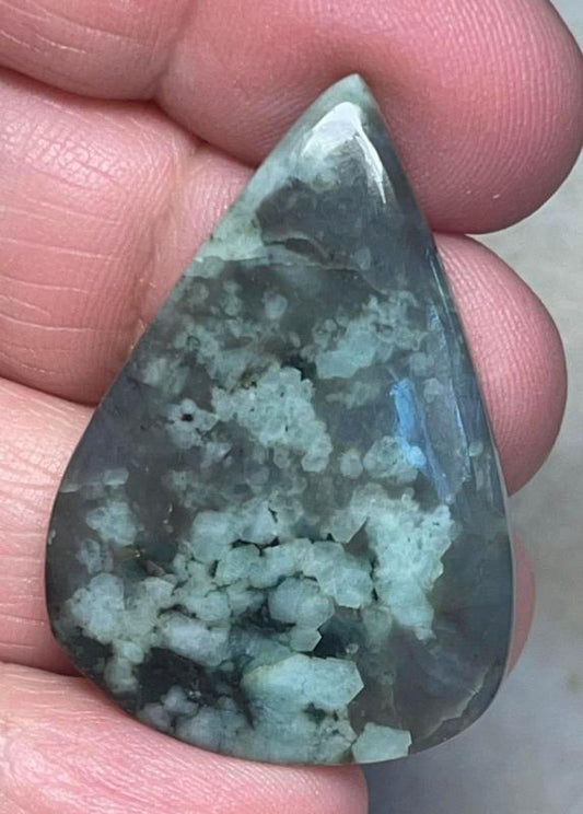 Teardrop 38x27mm Emerald Cabochon 32