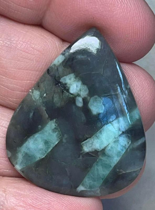 Teardrop 35x29mm Emerald Cabochon 36