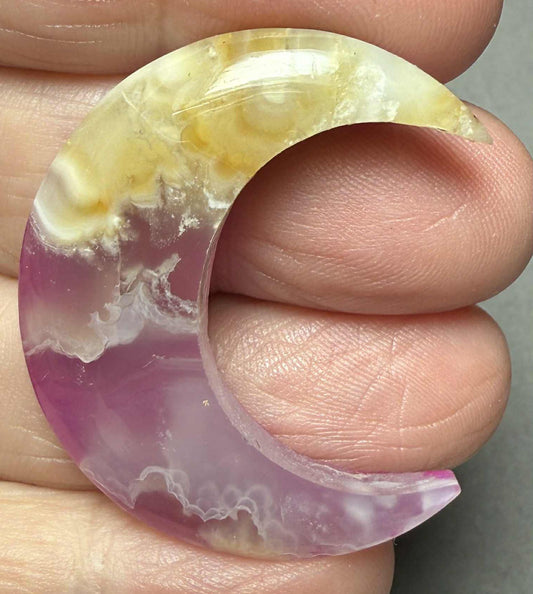 Moon 37x31mm Indonesian Plume Agate Doublet Cabochon 94