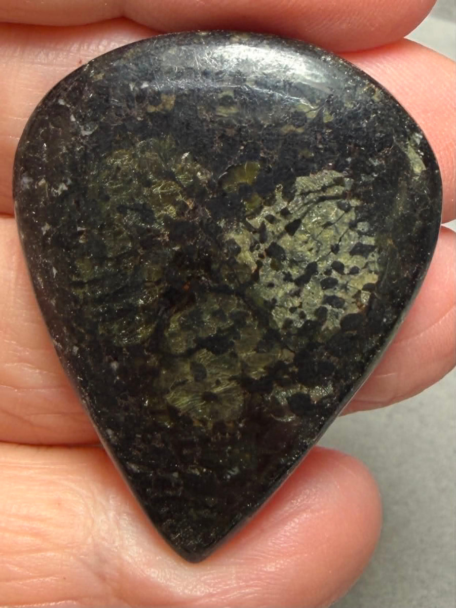 Teardrop 40x31mm Nuummite Cabochon 39