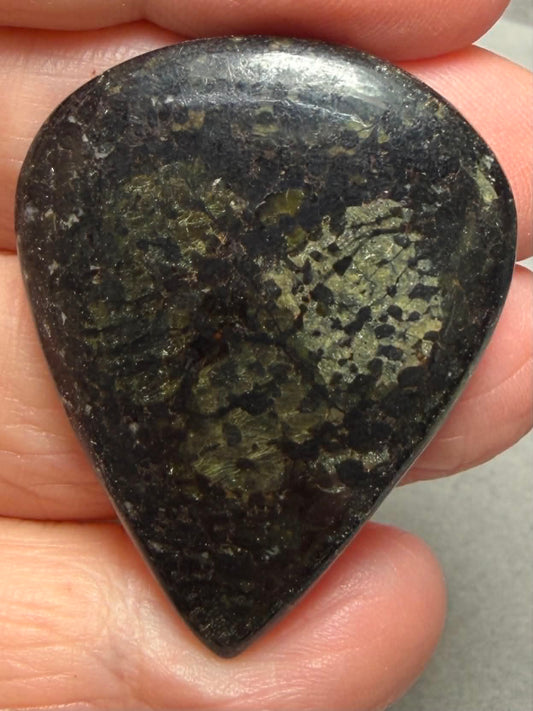 Teardrop 40x31mm Nuummite Cabochon 39