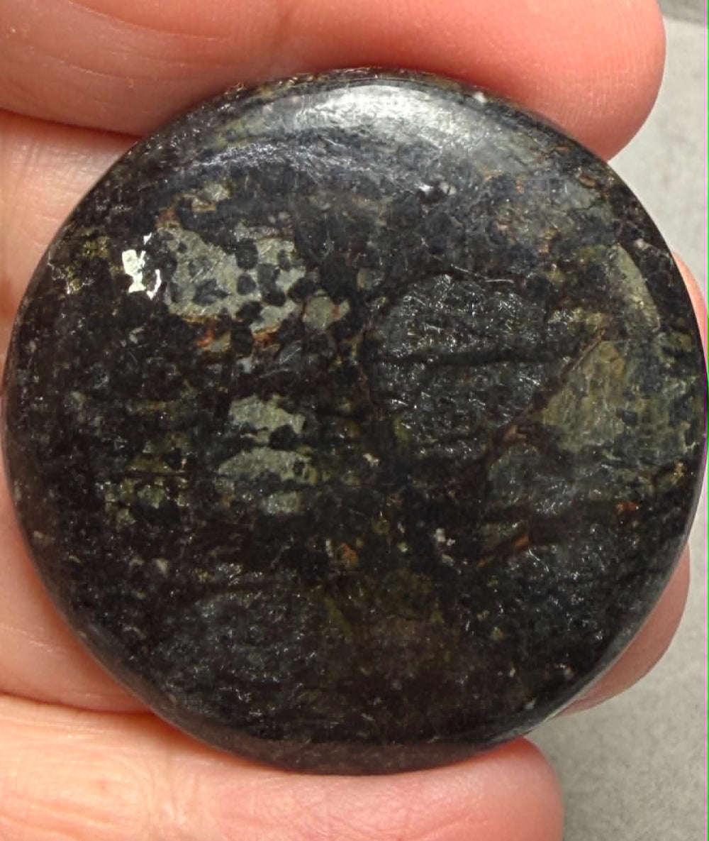 Round 39x39mm Nuummite Cabochon 58