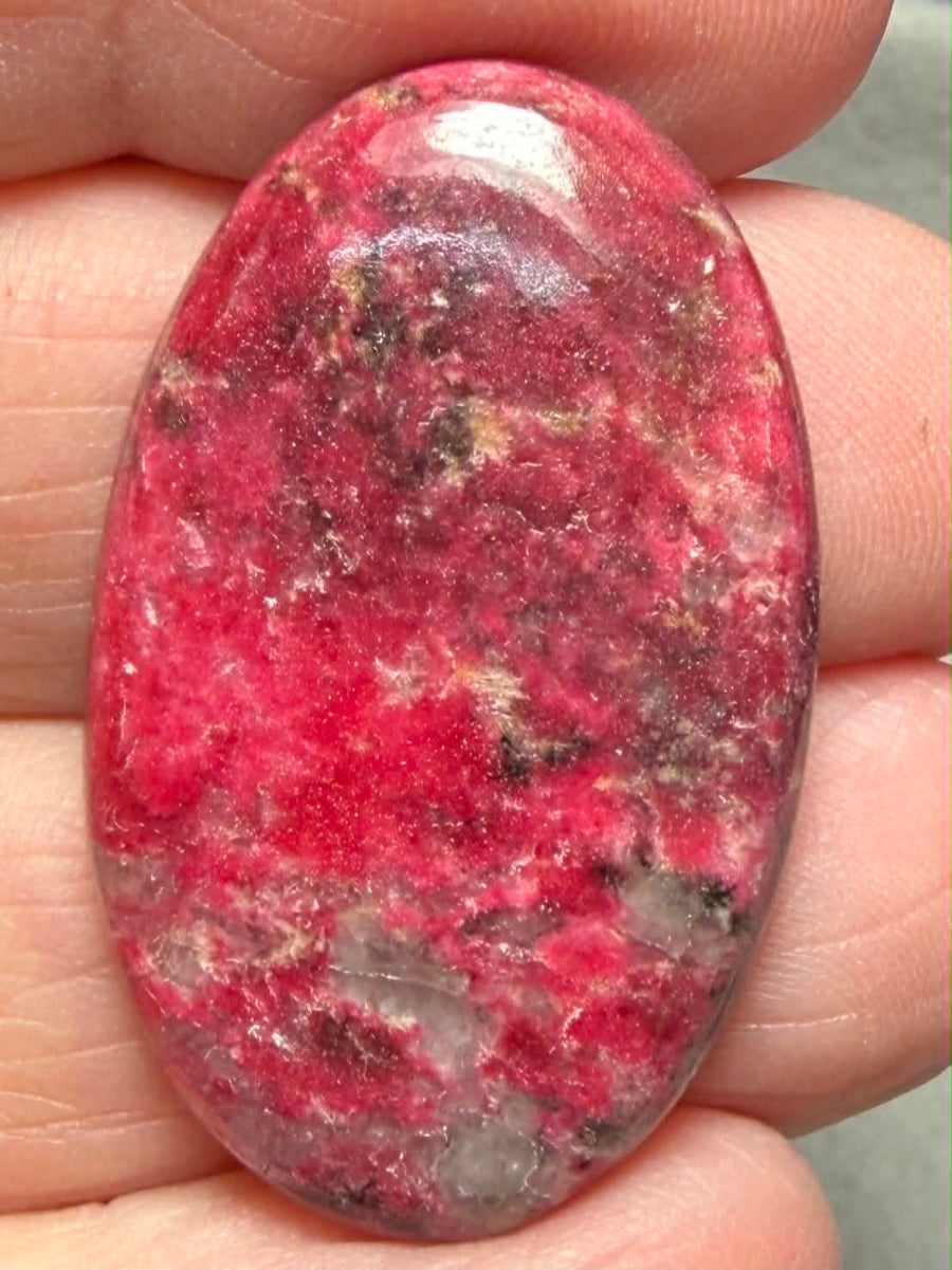 Oval 35x22mm Thulite Cabochon 61