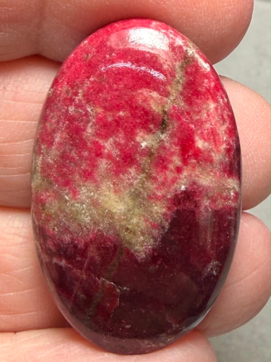 Oval 35x22mm Thulite Cabochon 63