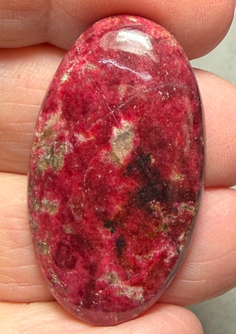 Oval 38x21mm Thulite Cabochon 76